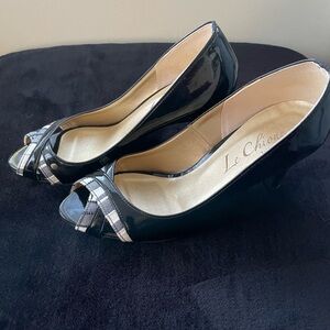 Like a new- good with summer dress or maybe good with jeans! Size 6-6.5